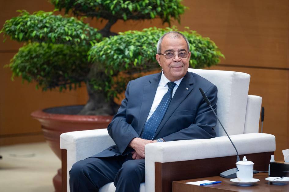 Коррупция можароси: Жазоир собиқ саноат вазири ва ўғли қамалди